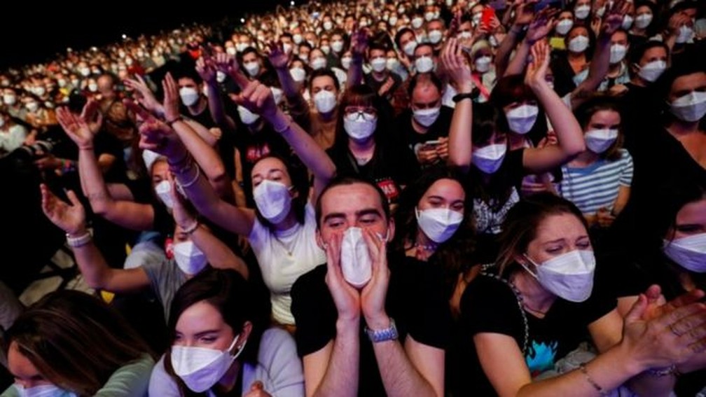 Cerca de 5 mil pessoas compareceram ao show da banda Love of Lesbian — Foto: Reuters via BBC