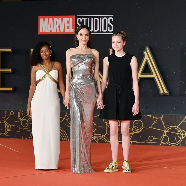 ROME, ITALY - OCTOBER 24: (L-R) Zahara Marley Jolie-Pitt, Angelina Jolie and Shiloh Jolie-Pitt attend the red carpet of the movie "Eternals" during the 16th Rome Film Fest 2021 on October 24, 2021 in Rome, Italy. (Photo by Daniele Venturelli/Daniele Ventu (Foto: Daniele Venturelli/WireImage)