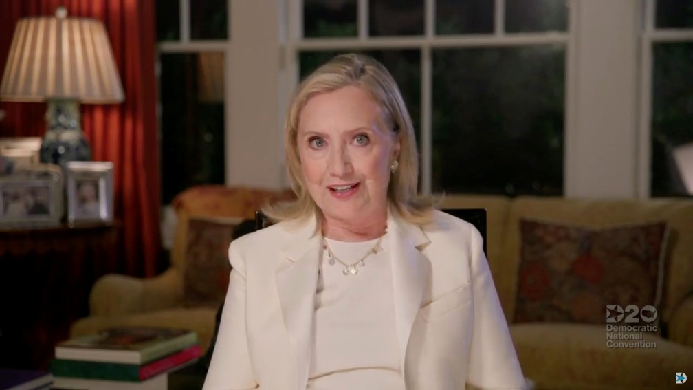 Ex-secretária de Estado, Hillary Clinton, fala no terceiro dia da Convenção Nacional Democrata em vídeo nesta quarta-feira (19)  — Foto: Convenção Nacional Democrata/Pool/Reuters