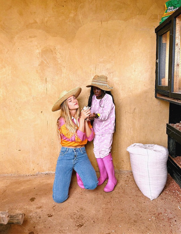 Giovanna Ewbank e Titi com novas aves de rancho (Foto: Reprodução/Instagram)