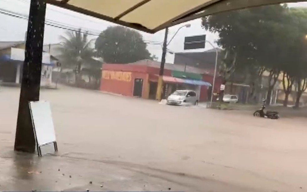 Temporal alaga ruas de Nova Vi&ccedil;osa e cidade registra registra volume de chuva para 2 meses em 24 horas &mdash; Foto: Reprodu&ccedil;&atilde;o/TV Bahia