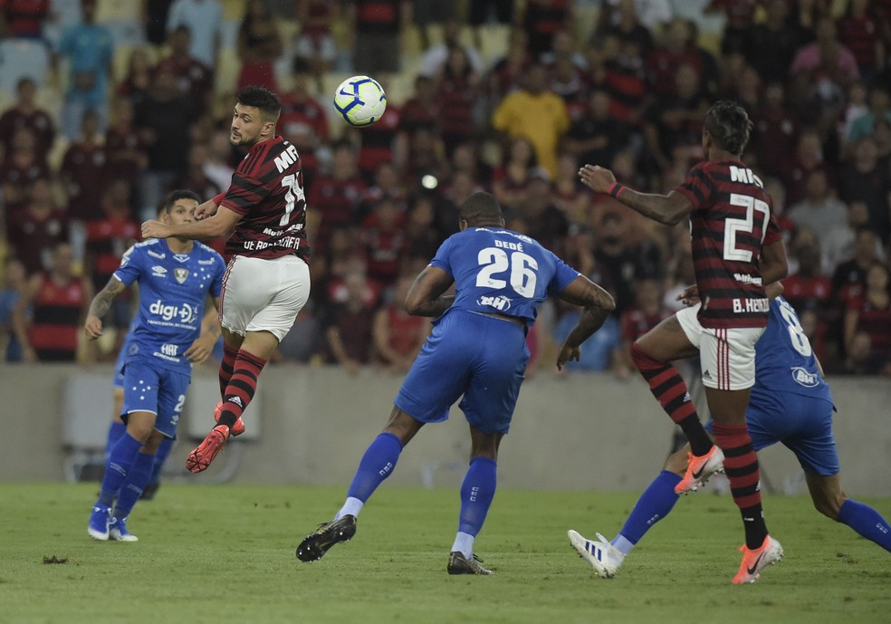 Arrascaeta e Bruno Henrique em disputa pelo alto na vitÃ³ria do Flamengo sobre o Cruzeiro  â€” Foto: AndrÃ© DurÃ£o
