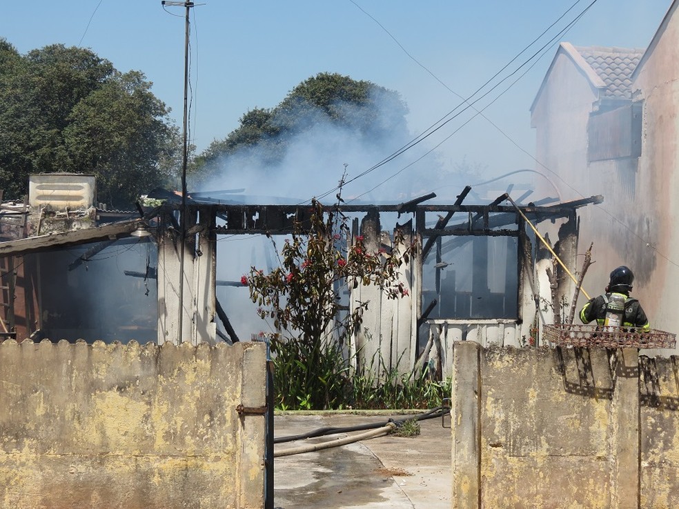 Incêndio destruiu residência de madeira em Dracena (Foto: Jorge Zanoni/Cedida)