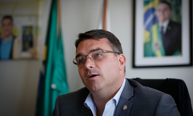 O senador Flávio Bolsonaro em eentrevista ao GLOBO