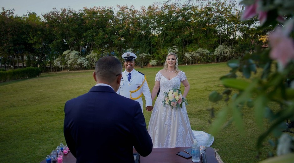 Os noivos Leilane e Rafael se casaram em cerimônia privativa para se adequar às necessidades do momento (Foto: Grupo Imagem/Divulgação)