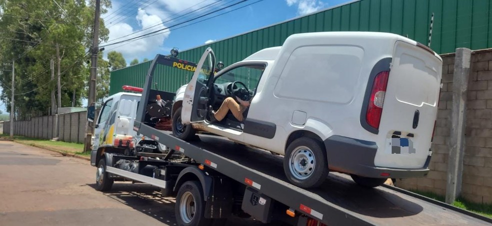 Fiorino foi encontrado abandonado em uma estrada rural — Foto: Polícia Militar/divulgação