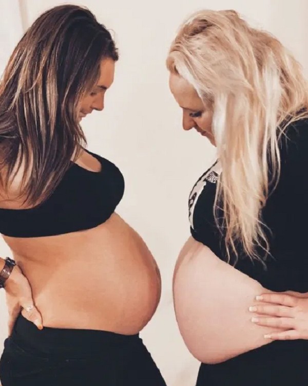 Irmãs só tem uma foto em que elas grávidas (Foto: Reprodução: Facebook)