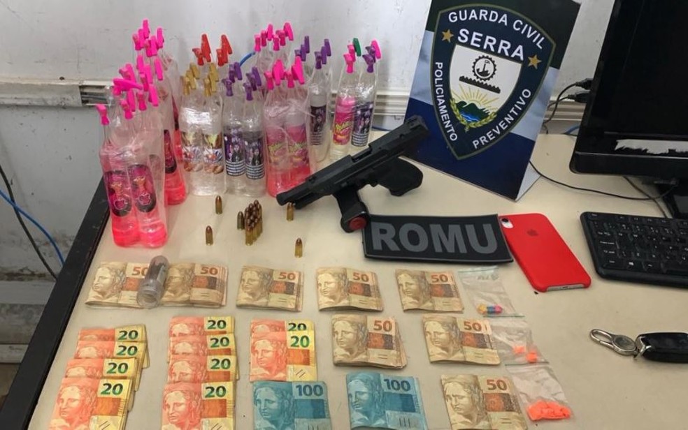 Oficial de Justiça foi preso com 60 frascos de lança-perfume, ecstasy, uma arma e R$ 4 mil — Foto: Reprodução/TV Gazeta