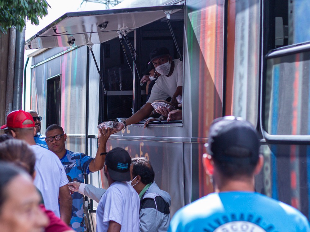 Em quarentena, Jean Pyerre distribui 170 refeições em Alvorada, sua cidade natal