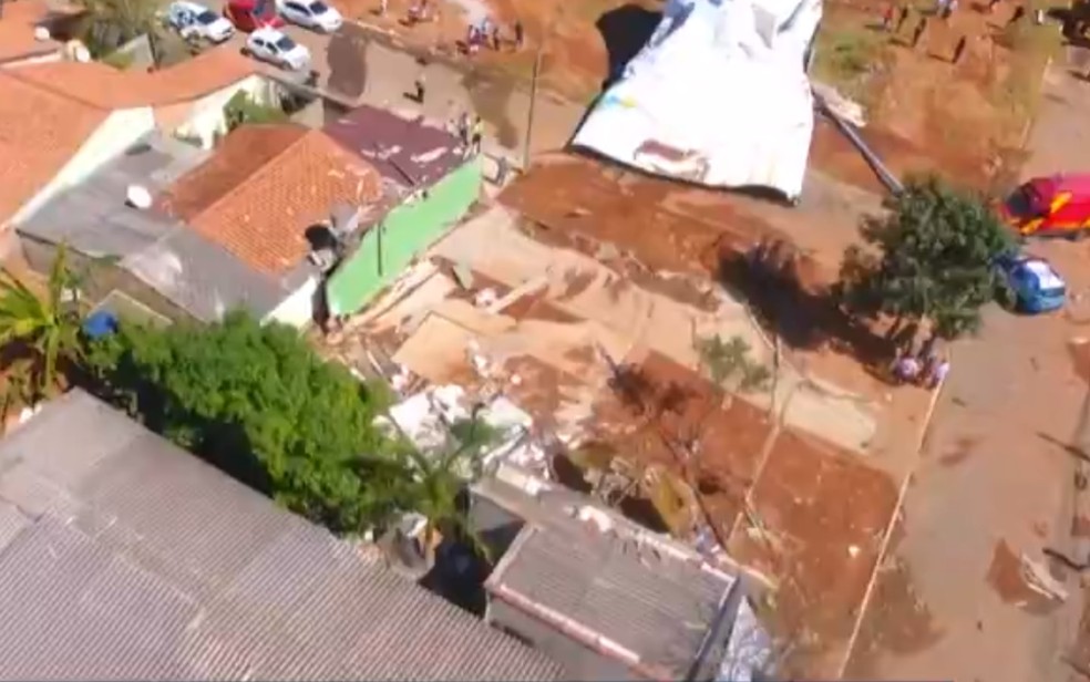 Imagem área mostra a dimensão da destruição provocada pela queda do reservatório em Senador Cando — Foto: Reprodução/TV Anhanguera