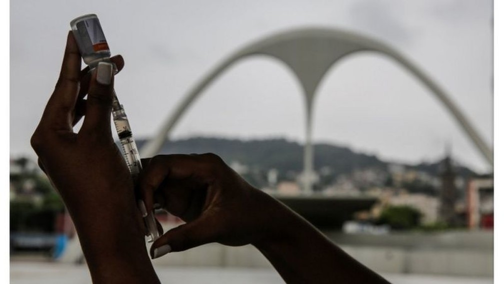Vacinação no Rio de Janeiro — Foto: Antônio Lacerda/EPA