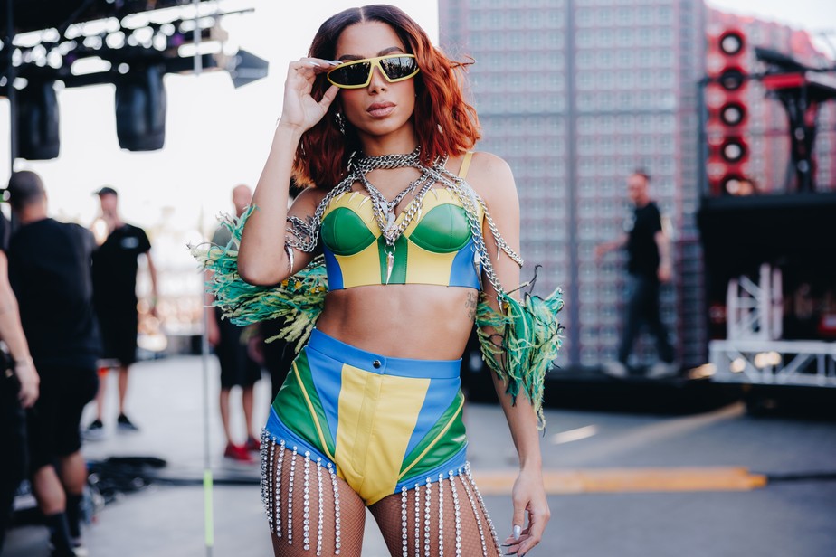 Anitta veste look Brasil Core em apresentação no Coachella