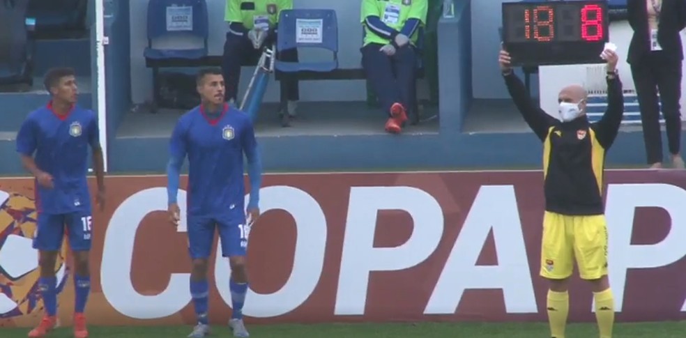 MC Livinho estreia oficialmente pelo São Caetano e no futebol profissional — Foto: Reprodução/FPF TV