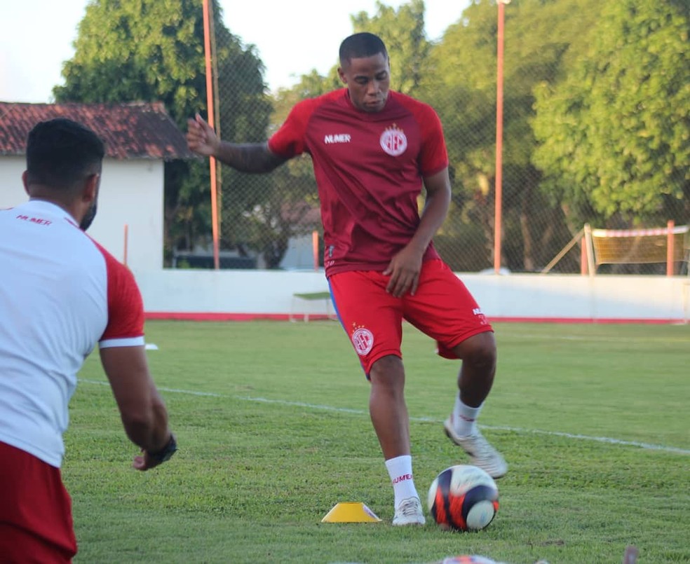 Everton Silva treina no CT do América-RN — Foto: Canindé Pereira/América FC