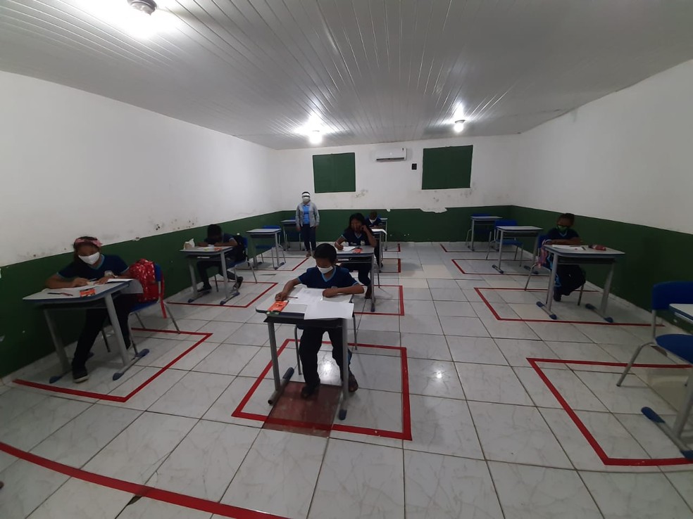 Alunos da rede municipal de ensino de Barcelos, no interior do Amazonas, voltaram às escolas. — Foto: Divulgação