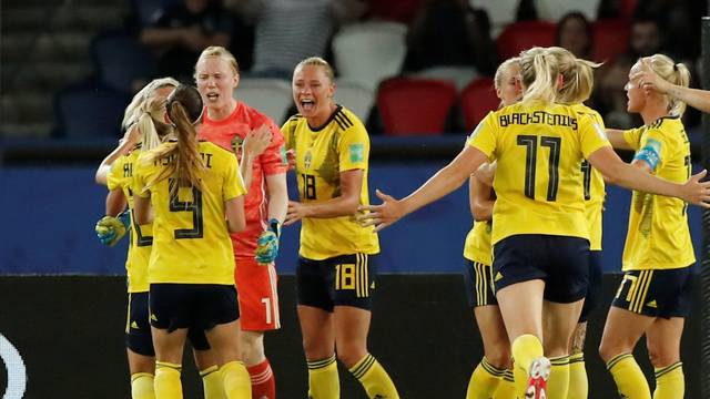 Jogadoras suecas comemoram com Lindahl