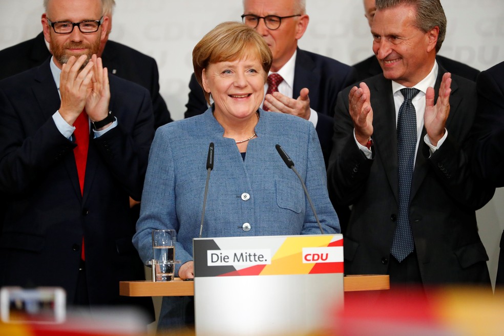 A chanceler alemã, Angela Merkel, fala após pesquisa apontar sua vitória nas eleições do país neste domingo (24) (Foto: Fabrizio Bensch/Reuters)
