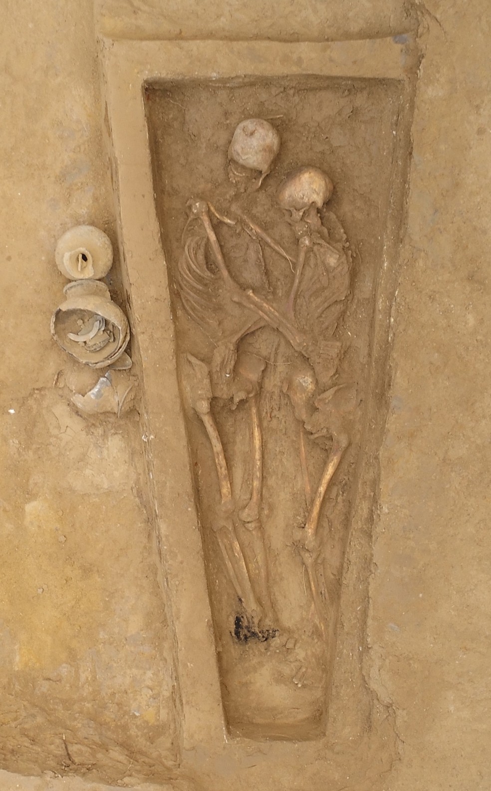 Imagem de esqueletos encontrados abraçados no norte da China — Foto: Qian Wang/Cortesia