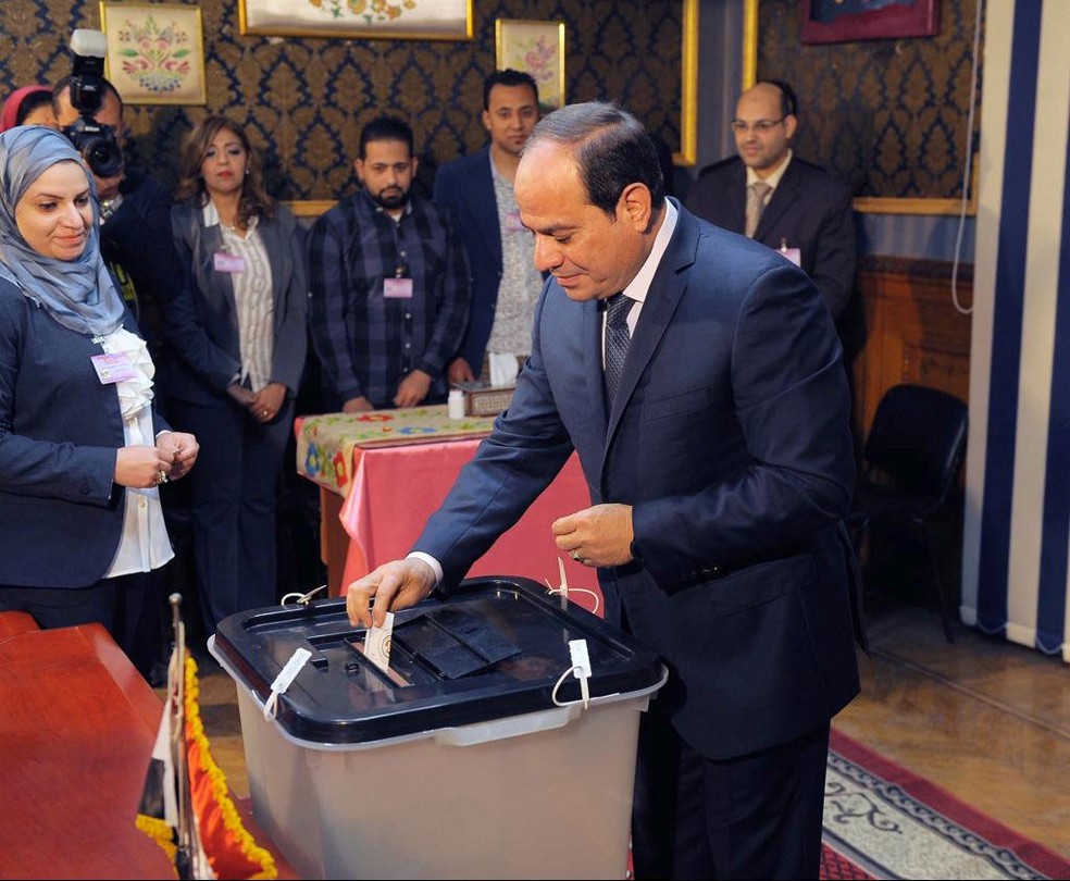 Presidente egípcio, Abdel Fattah al-Sissi, vota nesta segunda-feira (26), no Cairo  (Foto: The Egyptian Presidency/ Reuters )