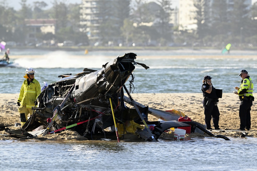 Equipes de emergência atuam no local onde ocorreu o choque entre dois helicópteros, na Austrália — Foto: Dave Hunt/AAP Image via AP