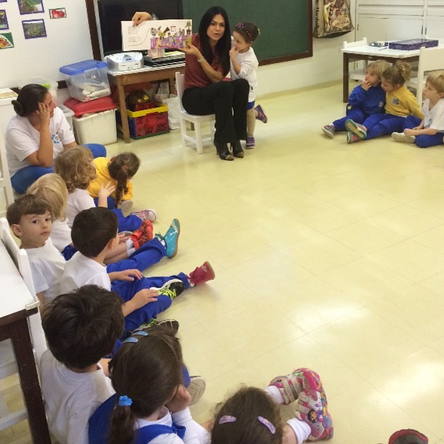 Rosana Jatobá em momento leitura na escola dos filhos (Foto: Reprodução/ Instagram)