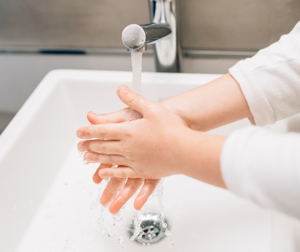 Criança lavando as mãos  (Foto: Getty Images)