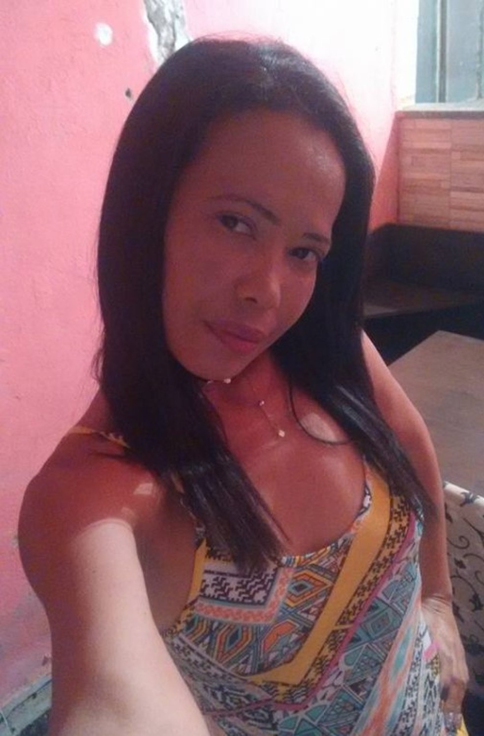 Geisa Correa de Souza: socorrida por parentes após o tiroteio — Foto: Reprodução/Redes sociais 