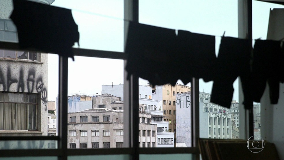 Varal em frente a janela do edifício Wilton Paes de Almeida, ocupado por moradores sem-teto (Foto: Reprodução/TV Globo)
