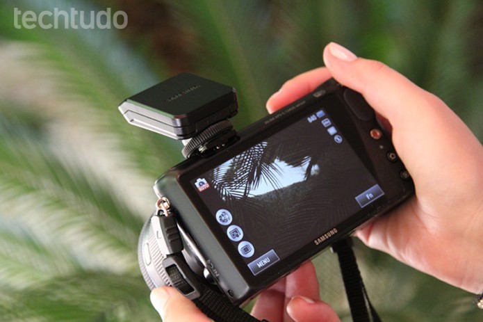 Tirar fotos com a ajuda da tela LCD pode gastar mais bateria da sua câmera (Foto: Luciana Maline/ TechTudo)
