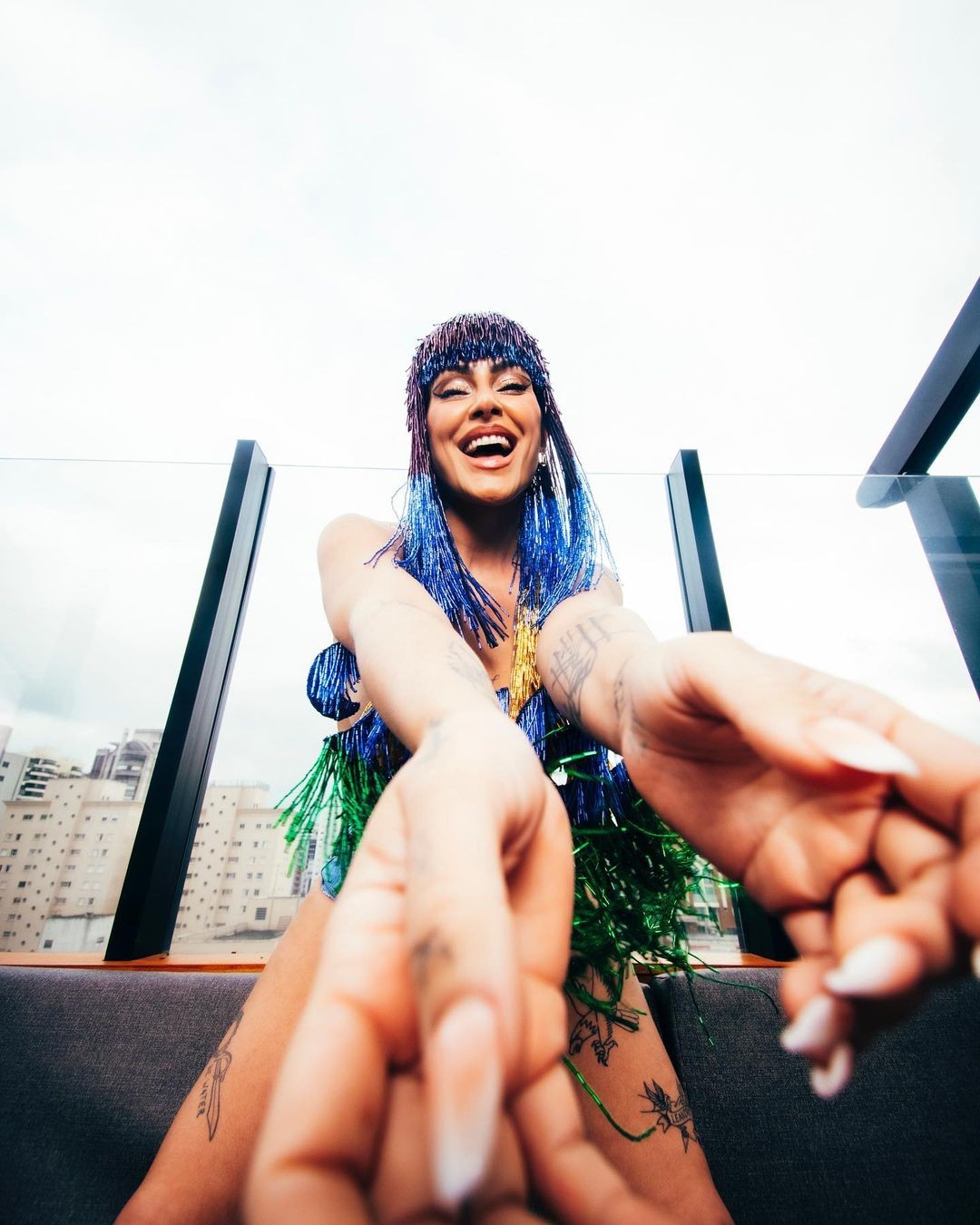 Cleo arrasa em look de carnaval com franja e hot pants (Foto: Reprodução / Instagram)
