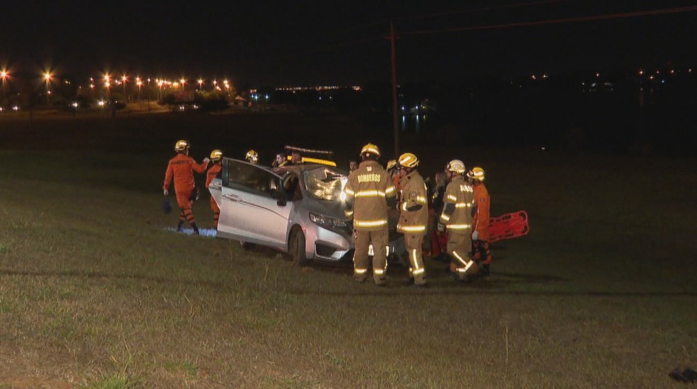 Motorista perde o controle do veículo e capota no canteiro da L4 Sul, em Brasília — Foto: Reprodução/TV Globo