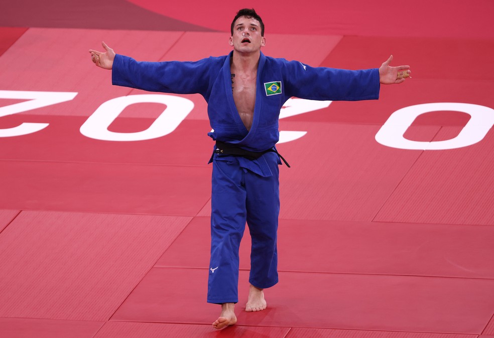 Daniel Cargnin comemora ao fim de sua luta contra Shmailov, que valeu a medalha de bronze — Foto: Harry How/Getty Images