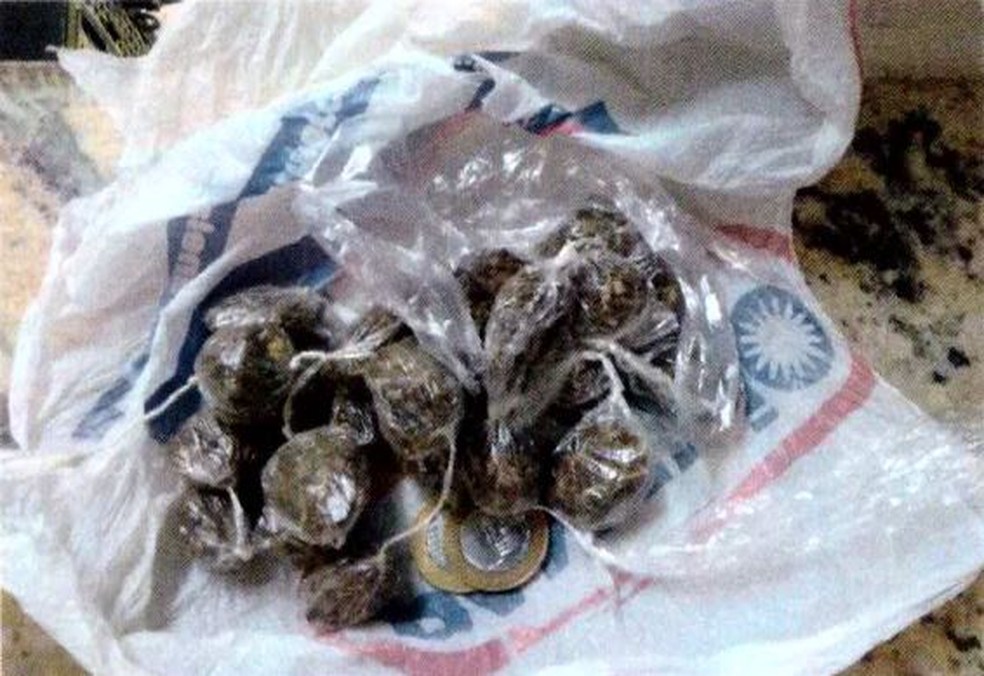 Porções de drogas foram apreendidas com suspeitos presos por tráfico — Foto: Polícia Militar/Divulgação