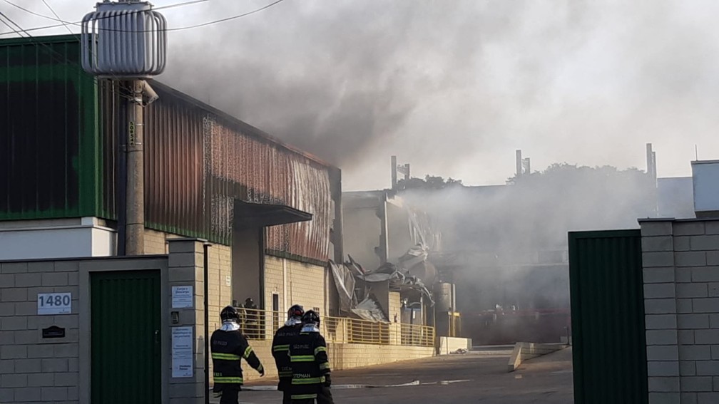 Incêndio atinge fábrica de produtos químicos em Piracicaba — Foto: Edijan Del Santo/EPTV