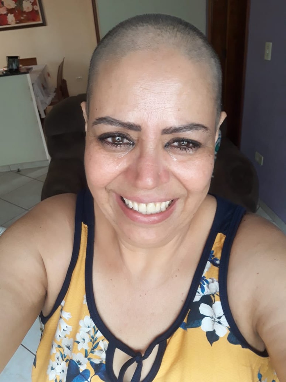 Familiares raspam a cabeça para apoiar paciente em tratamento de câncer de mama — Foto: Rosa Maria de Campos Ferreira 