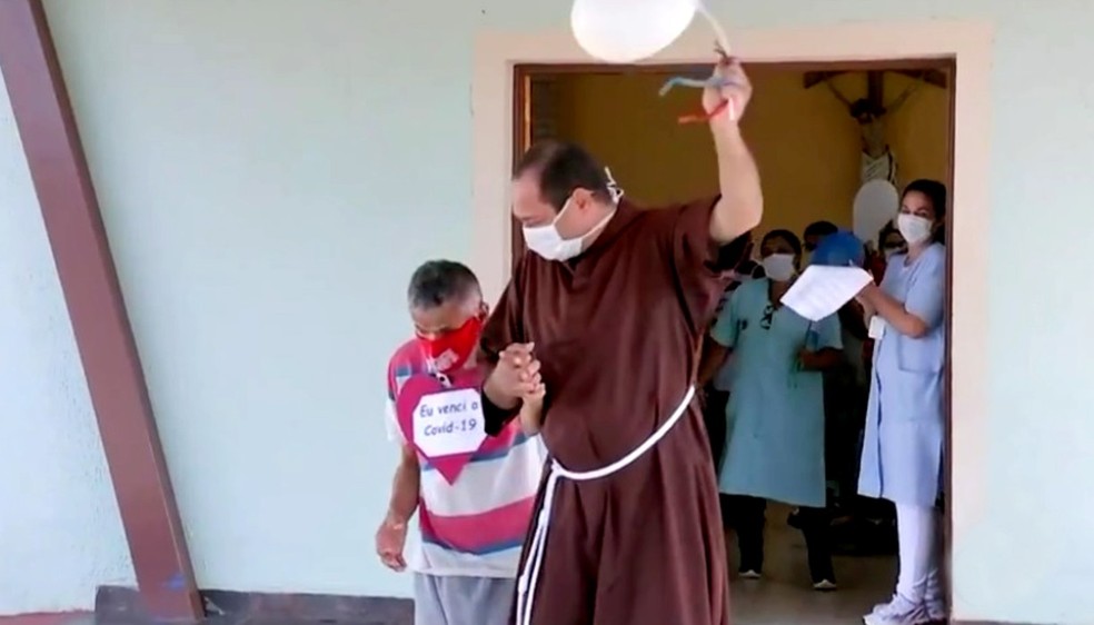 Idosos infectados pela Covid em casa de repouso têm alta hospitalar em Pirajuí — Foto: TV TEM/Reprodução