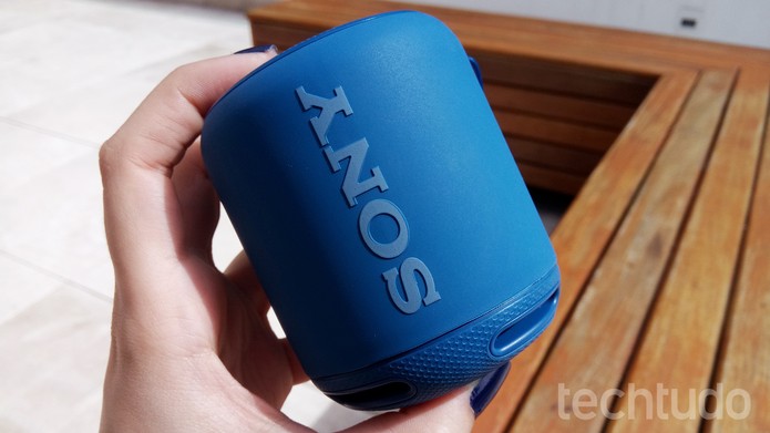 Sony SRS-XB10 é pequena e de fácil transporte (Foto: Ana Marques/TechTudo)