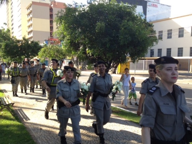 Policiais militares estão distribuindo 10 mil rosas brancas para os manifestantes no Centro de Goiânia, pedindo que os protestos sejam pacíficos (Foto: Guilherme Gonçalves / G1)