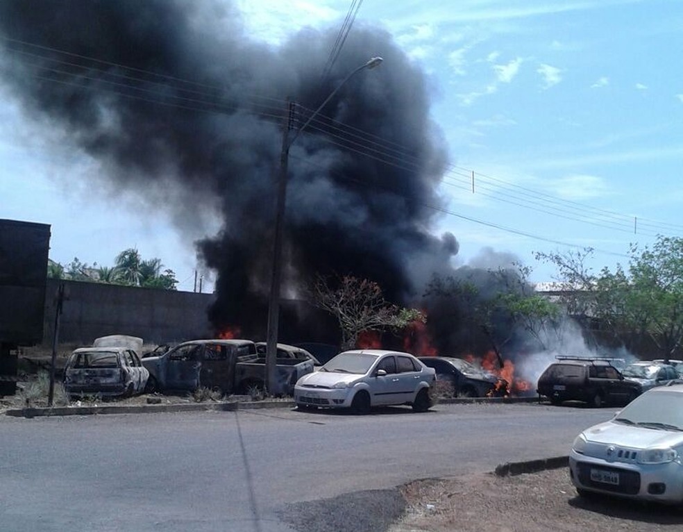Carros foram destruídos pelas chamas (Foto: Divulgação)