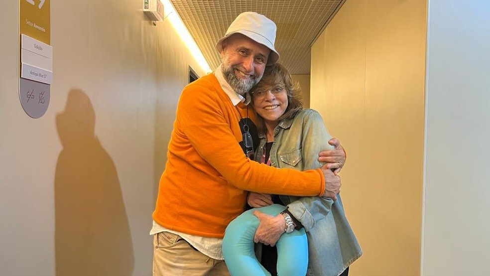 Gloria Perez e Mauro Mendonça Filho nos bastidores de Travessia — Foto: Reprodução/Twitter