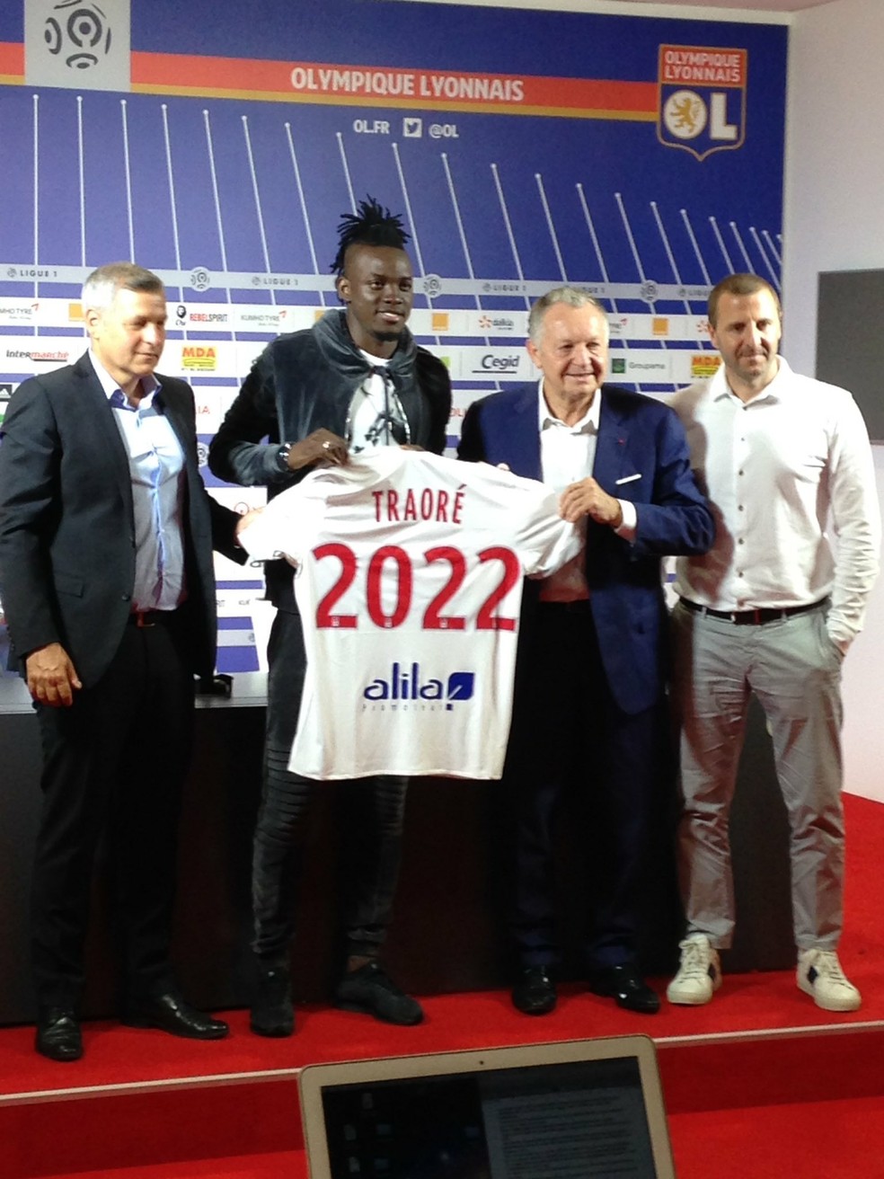Contratação de Traoré, atualmente no Lyon, deu início à investigação sobre o Chelsea em 2016 (Foto: Reprodução/Twitter)