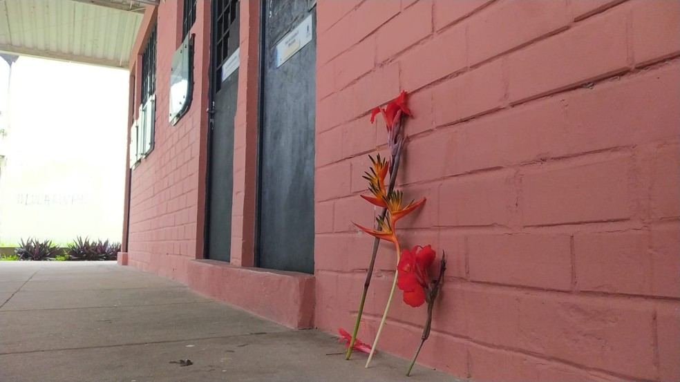 Flores colocadas diante da porta da sala onde a estudante Janaína da Silva Bezerra, assassinada dentro da Universidade Federal do Piauí (UFPI) — Foto: Andrê Nascimento/ g1 Piauí