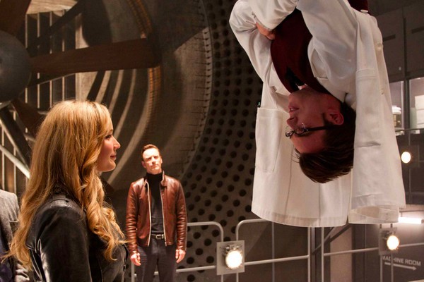 Jennifer Lawrence e Nicholas Hoult em cena da franquia X-Men (Foto: Reprodução)