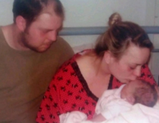 Danielle com o parceiro Rob e a bebê Sadie que morreu enquanto era transferida para outro hospital (Foto: Reprodução/Daily Mail)
