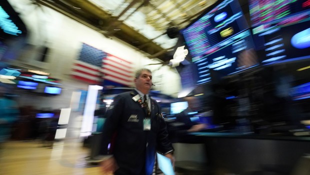 Trader na bolsa de Nova York (NYSE), nos Estados Unidos. Wall Street sofreu a sua maior perda intradiária desde a crise financeira de 2008 na segunda-feira (Foto: REUTERS/Bryan R Smith)