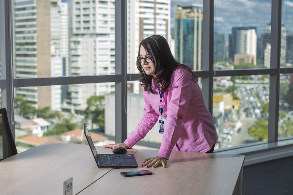 Estigma. Vanessa Martins, de 52 anos, sentiu o etarismo em seleção: “Desconfie de quem diz que você está velho demais” — Foto: Edilson Dantas/Agência O Globo