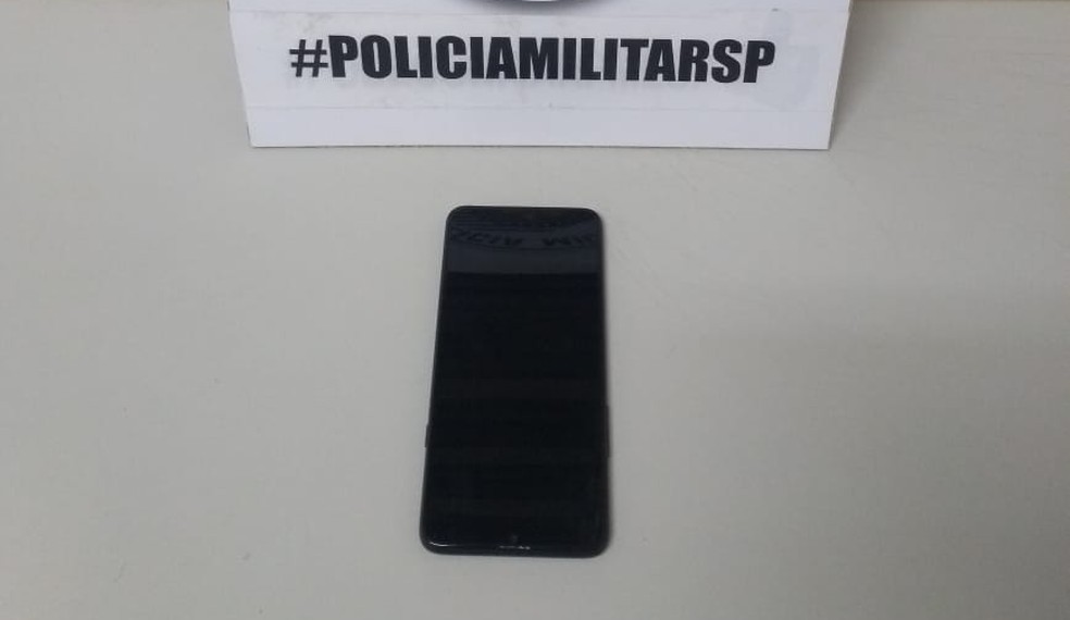 Celular foi recuperado pela Polícia Militar — Foto: Polícia Militar