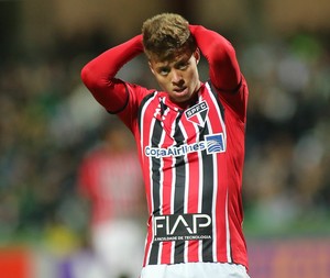 Lucas Fernandes, passa bem após cirurgia no joelho
