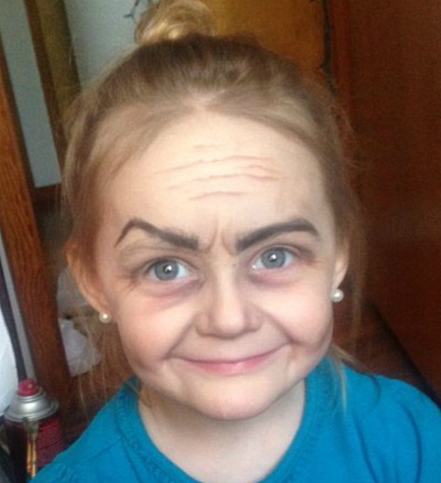 Menina de três anos vira hit na web ao ser maquiada como uma senhora de idade (Foto: Reprodução/Twitter)