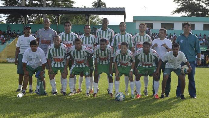Técnico Neto Costa (à esquerda) com a equipe do Tocantinópolis (Foto: Dirceu Leno/Tocnotícias)